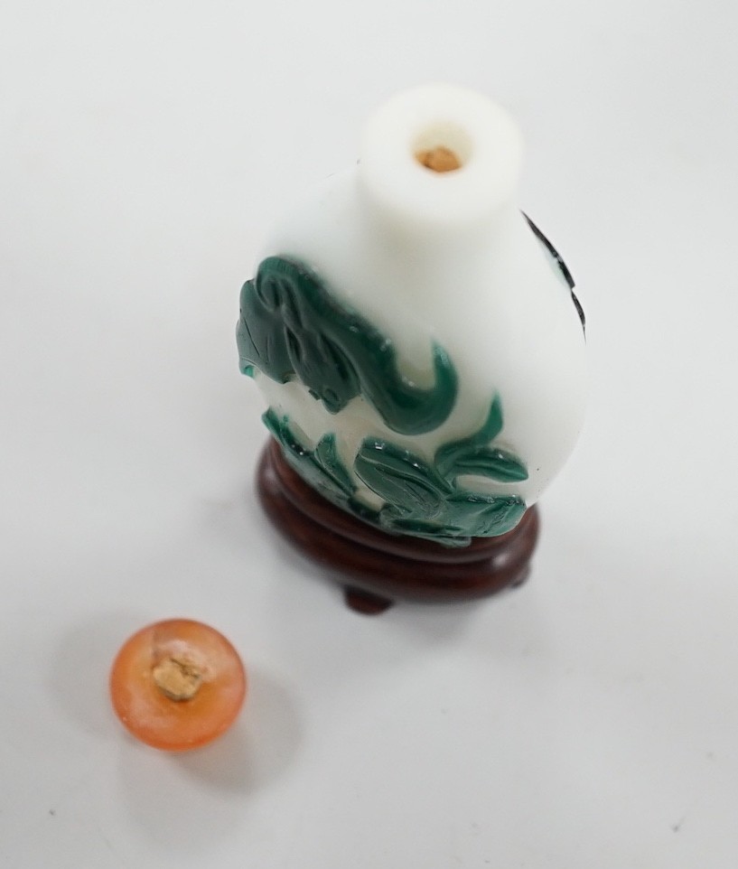 A Chinese green overlay and white glass ‘bat and peaches’ snuff bottle, 1760-1860, 5.5cm